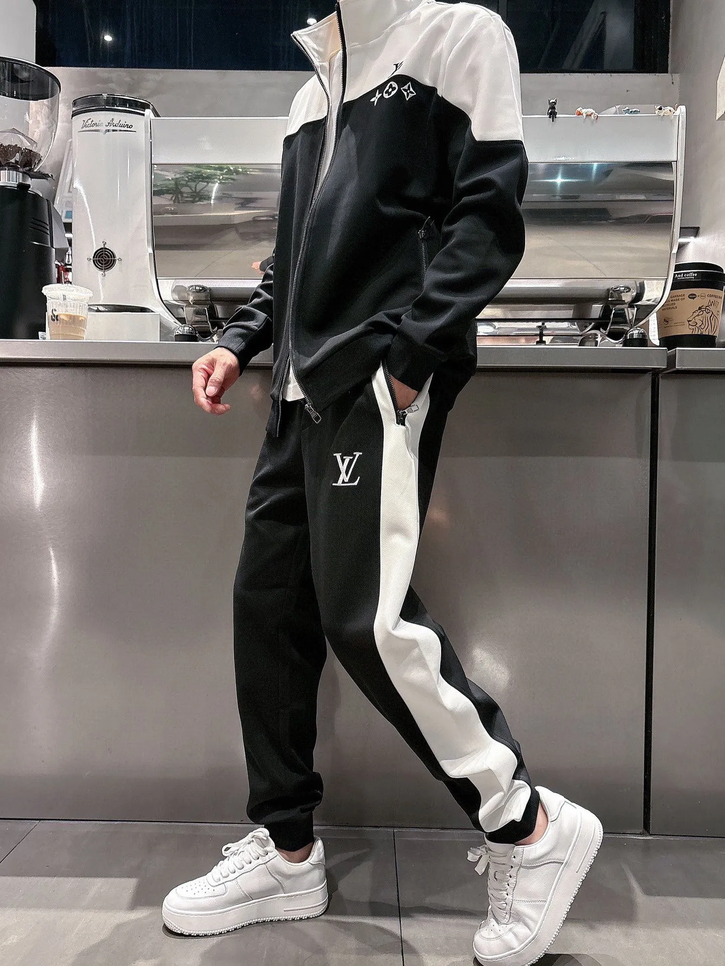 [LV Louis Vuitton] Hot-selling suit is coming. Focus on the original version of the official website. 2025 new hot-selling cardigan and sweatshirt suit. The original order is the best 🇭🇰. It is the meticulous work of top designers. It has a fitting and perfect upper body effect. All-natural high-quality Tencel Roman cotton 100%, close-fitting comfort, noble and elegant! Original hardware embodies elegance and nobility! Counter size: M-3XL (maximum wear up to 190 pounds)